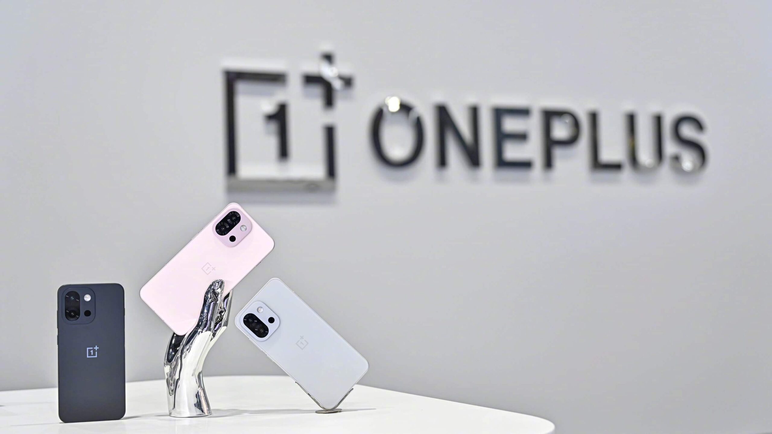 OnePlus 13Tがここにあり、巨大なバッテリー、小さなサイズ、通常のOnePlusの妥協があります
